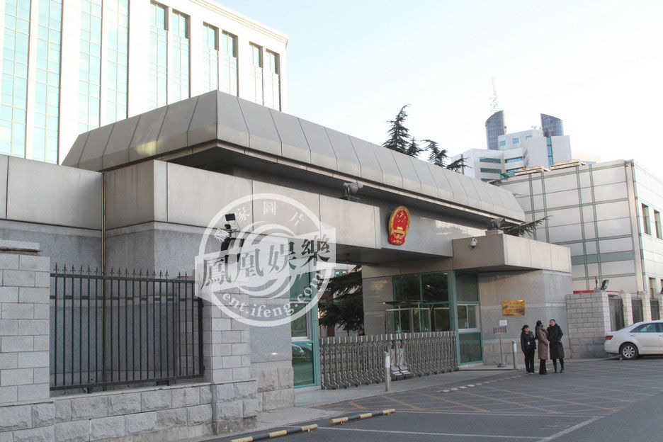 2013年11月27日，北京，李某某轮奸案法院二审宣判。凤凰娱乐记者抵前方全程报道。图为法院门口。