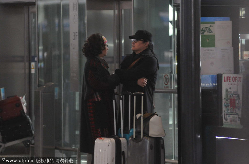 近日，刘欢一家出现在上海虹桥机场被记者拍到。当天，刘欢身穿标志性的黑色长款风衣，他与老婆走进机场后在电梯口等了许久，之后女儿匆匆赶到。