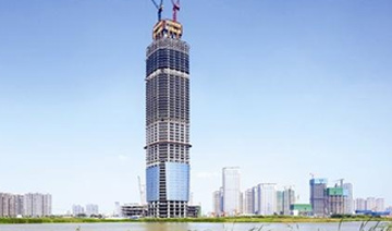 “华中第一高楼”刷新纪录突破300米 五天就搭起一层楼
