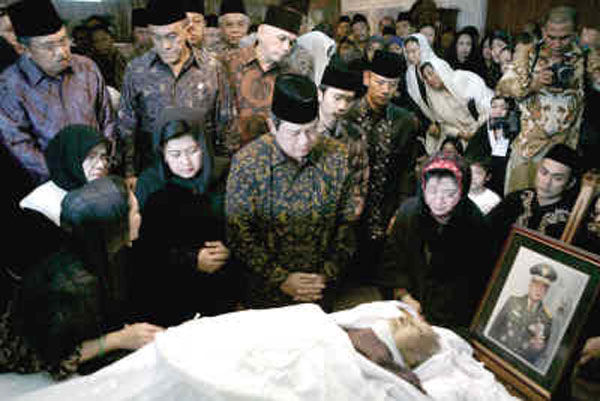 1965年印尼930事件:印尼军方组织骚乱屠杀百