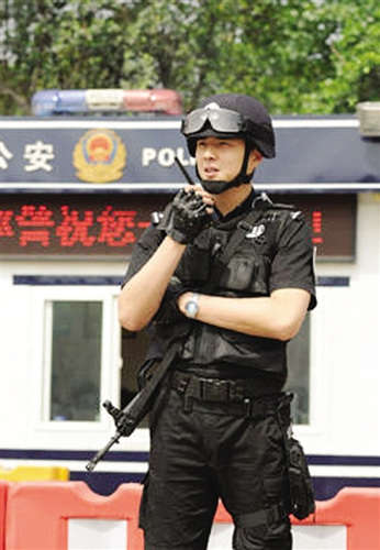 成都市公安局成华区分局官方微博发布的一组人民警察潘蕾的照片秒杀了