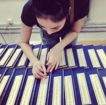 王菲亲手钤印经书 馈赠有缘网友(图)