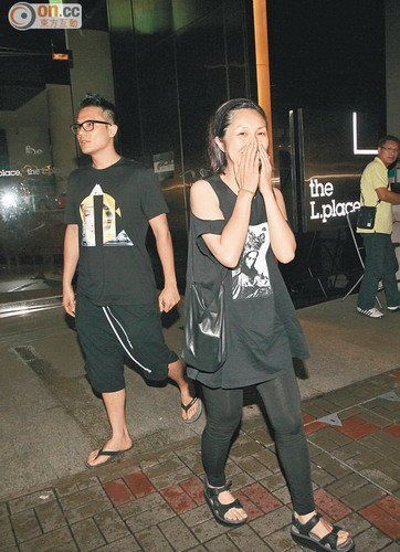 杨千嬅出行素颜憔悴 见拍照捂脸闪人(图)