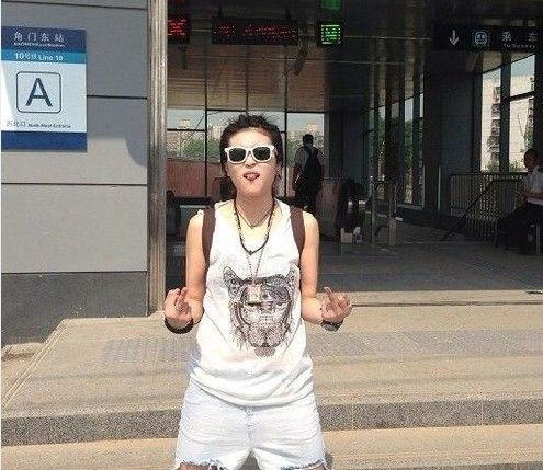 《好声音》毕夏曝不雅照 叼烟头竖中指(图)