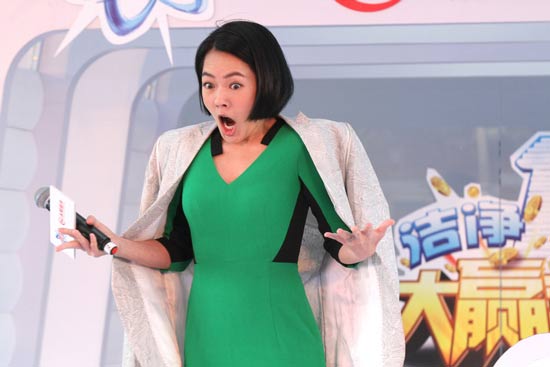 小s遭检方调查后首现身 激吻女工作人员避提问