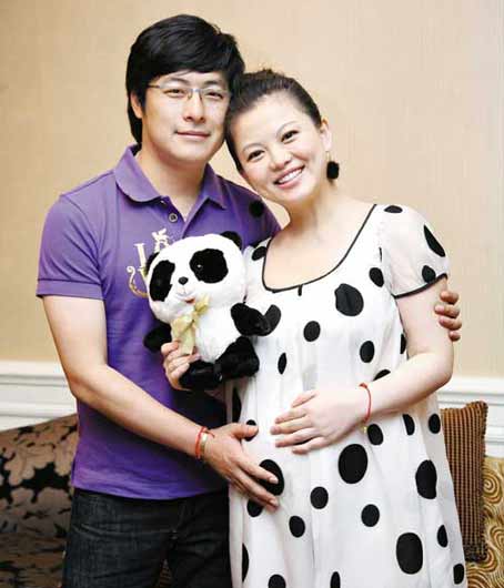 李湘与王岳伦 与现任丈夫王岳伦慢慢相爱 李湘与王岳伦结识于2005年