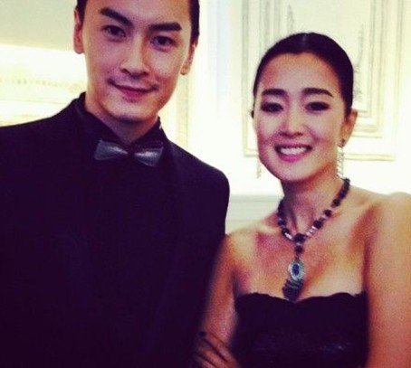 郑元畅圆梦与巩俐合影 高呼“腿软了”(图)