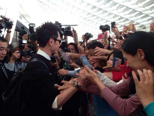 冯绍峰赴台宣传 粉丝挤爆机场(图)