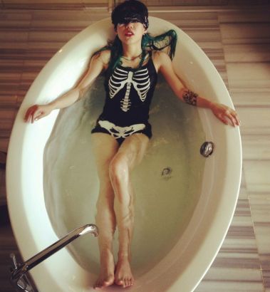 吴莫愁万圣节变“白骨精” 晒浴缸性感照(图)
