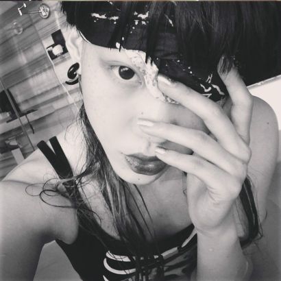 吴莫愁万圣节变“白骨精” 晒浴缸性感照(图)