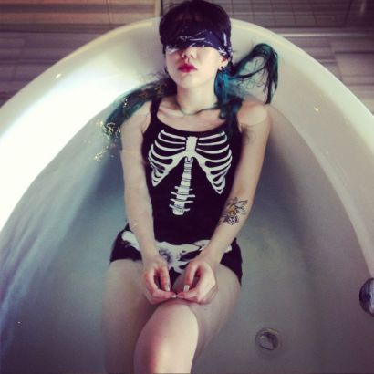 吴莫愁万圣节变“白骨精” 晒浴缸性感照(图)