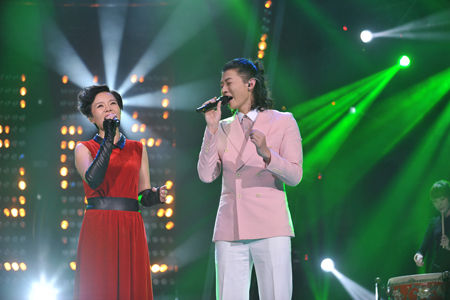 孟庭苇热裤秀美腿扮嫩 与潘阳同台如姐妹(图)