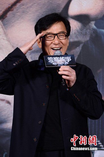 成龙回应千万片酬：我有时零片酬 但赚回几个亿