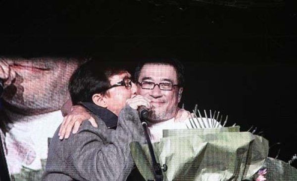 李宗盛天津开唱 成龙助阵当众“献吻”(图)