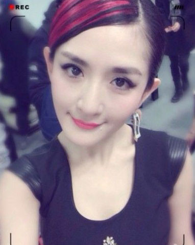 何炅摆造型自拍照被谢娜曝光 穿戏服搞笑(图)