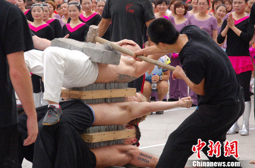 武校“洋弟子”卧针板胸口碎大石(组图)_体育频道_凤凰网