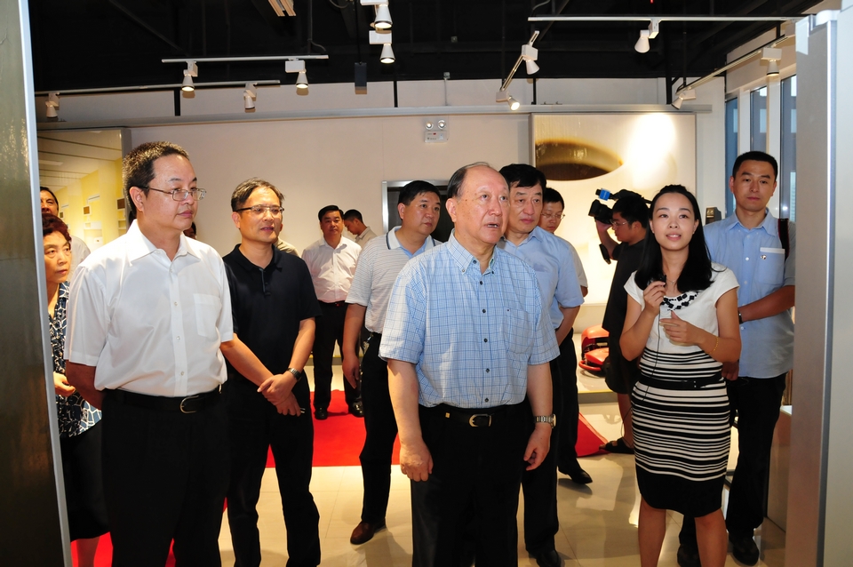 十届全国政协副主席、中国工程院主席团名誉主席徐匡迪莅临和丰创意广场视察。
