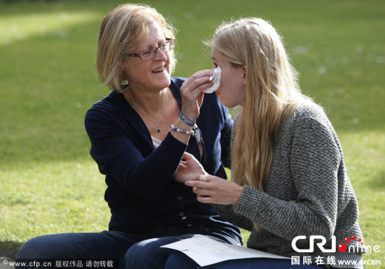 英国高考成绩公布 学生难掩激动情绪(图)