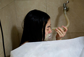 深圳女子下班被泼硫酸