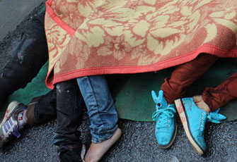 峨眉山市一面包车撞上大货车 5人亡