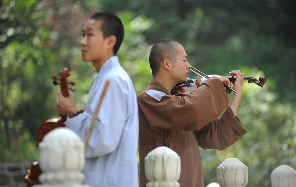 海拔800多米的天台山深处有一个天台寺,这里有一个由30多名和尚尼姑