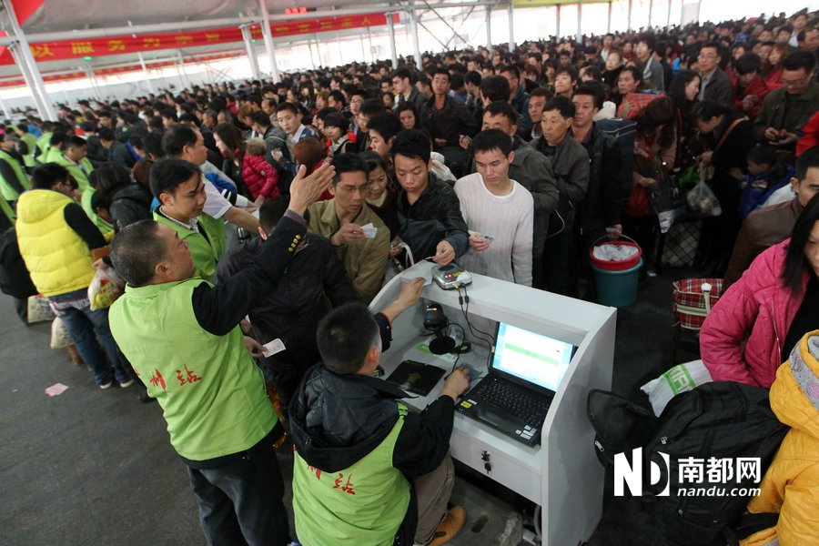 站排队图片_重庆火车站_厦门火车站_乌鲁木齐火车站 ...