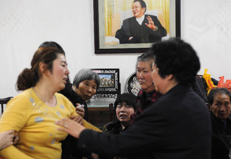 吴仁宝亲属和村民在吴仁宝遗像前痛哭