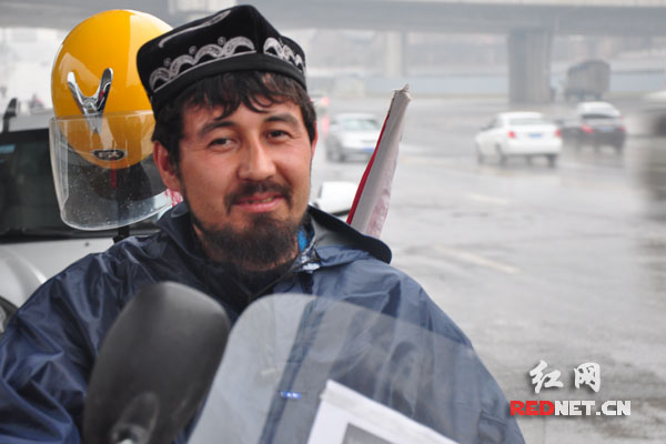 多里昆•土努干江，新疆伊宁县阿热吾斯塘乡海力番买里村青年，2013年5月24日，他从家乡启程，骑行宣传维汉一家亲。