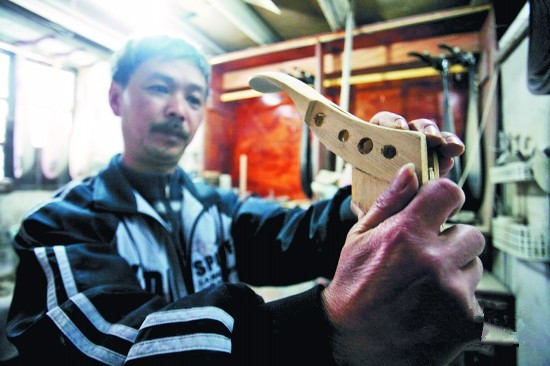 寻访泉州传统手工艺 南音琵琶富有地方特色的