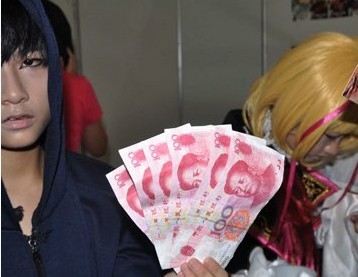 假钞骗子盯上福州动漫展 一中学生摊主收600假