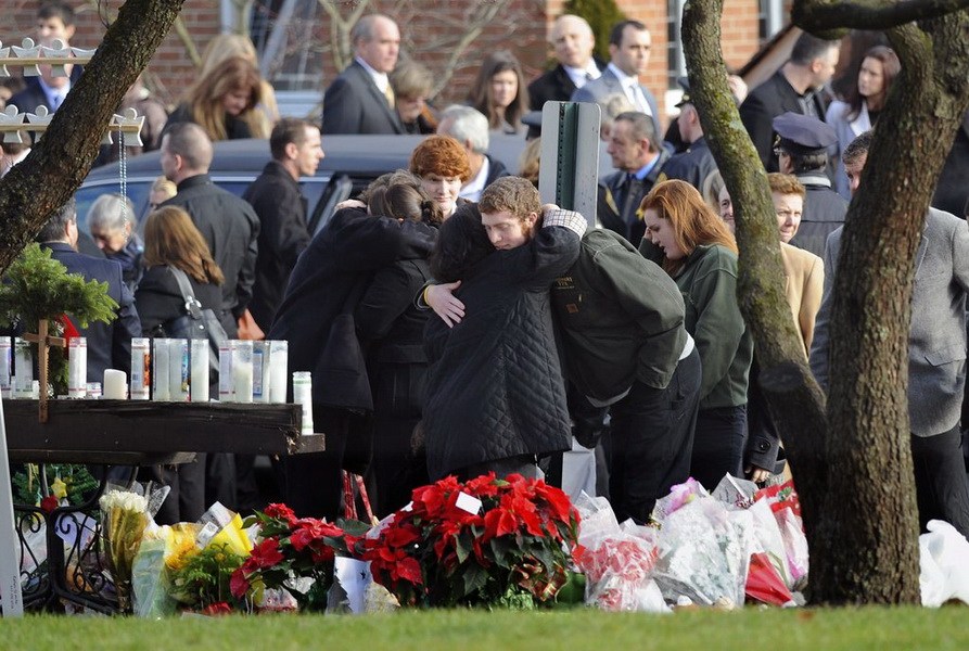 美国康州校园枪击案遇难儿童葬礼举行