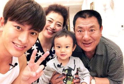 小甜馨随父亲东北探亲 贾乃亮母亲曝光_厦门频道_凤凰网