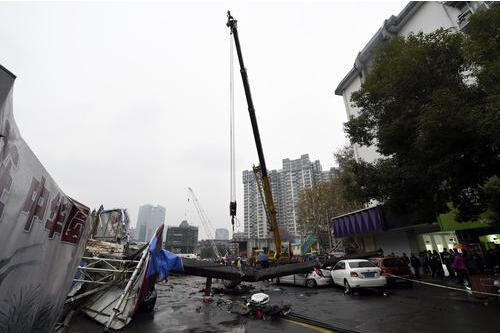 南京地铁施工现场一吊车吊臂突然掉落 造成多