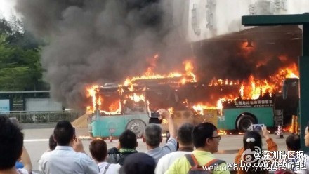 深圳电动大巴爆炸 5辆消防车参与灭火