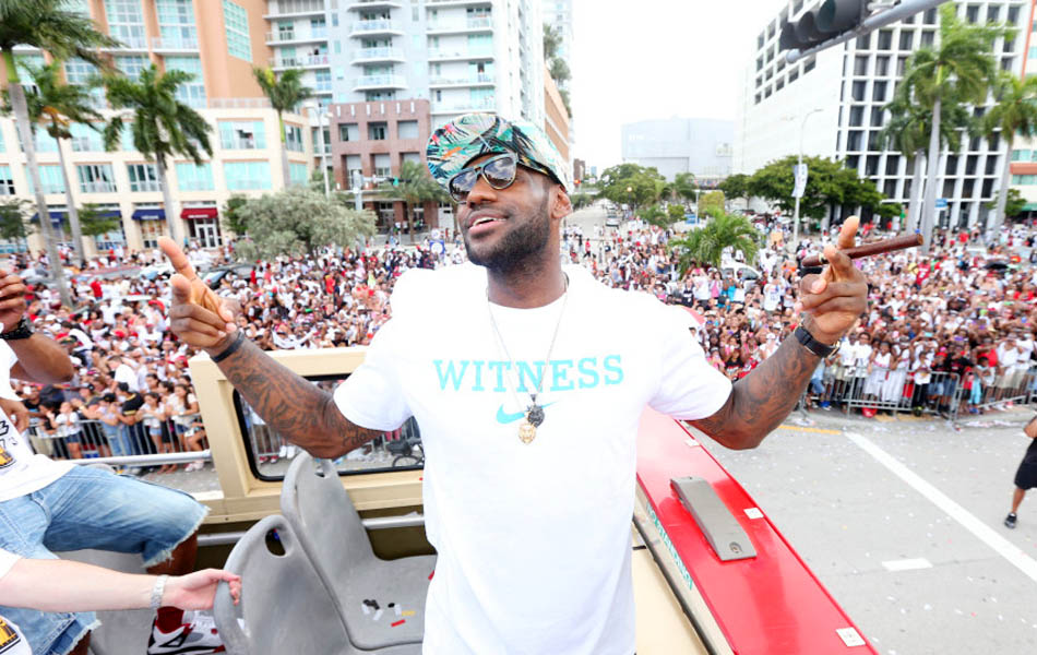 热火夺冠大游行 詹皇抽雪茄霸气十足