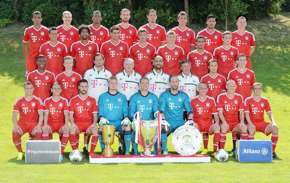 拜仁慕尼黑球队史上第一次和欧冠,德甲以及德国杯三座奖杯拍摄全家福