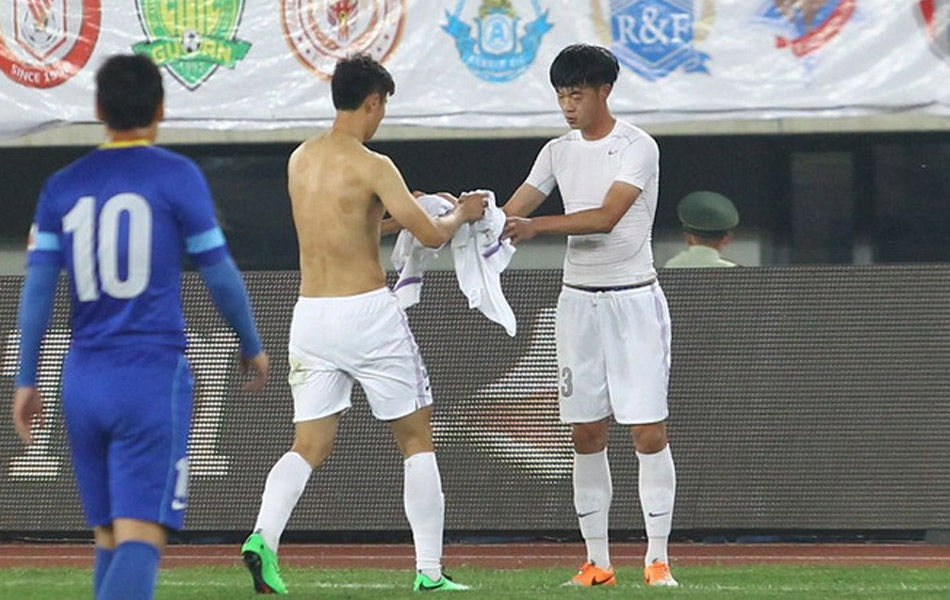 周海滨穿队友球衣踢10多分钟 被发现后场边直