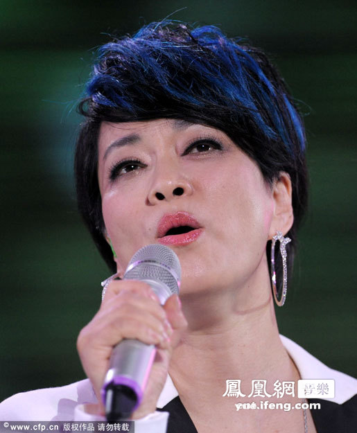 毛阿敏赶潮流<em>挑染</em>蓝色<em>头发</em>