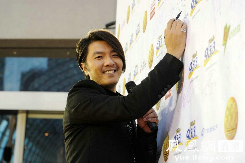 阿杜亮相全球华语歌曲排行榜 荣获双奖项_音乐