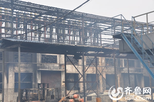 淄博一化工厂发生火灾 记者采访遭踢皮球