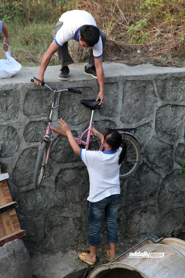 在广州靓女帮人卖衣服工资高?_广东