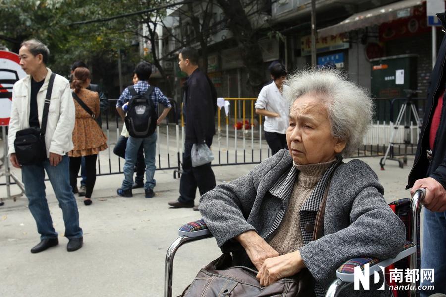 广州康王路地陷追踪:封路抢修 分批回家