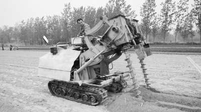 陈集镇: 农民造 出 坦克 式山药开沟机_广州频道