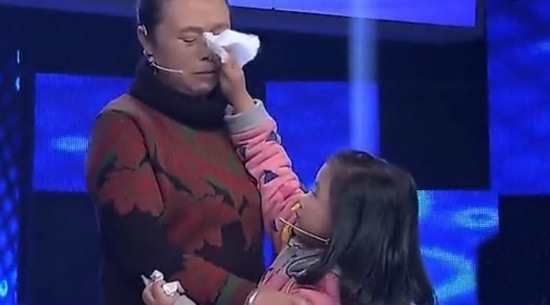 四川自贡少女逆生长变2岁婴儿模样