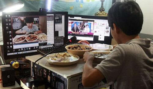 韩国少年<em>直播吃饭日赚上万</em> 毫不避讳地打嗝跑