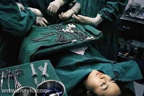 实习医生<em>为少年变性被捕</em> 无证擅自完成睾丸摘