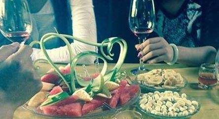  丽江查处酒托事件 :女酒托月入过万 警惕突然出