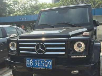 奔驰 女子占应急车道 23次罚69000元扣138分 网