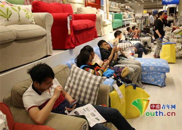 南京 宜家 难阻蹭睡族 不少人睡姿 不雅 --扬子晚