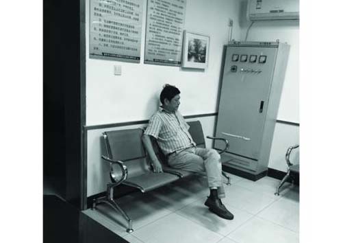  男子自称 中央 特工 骑电动 车 高速执勤_扬子